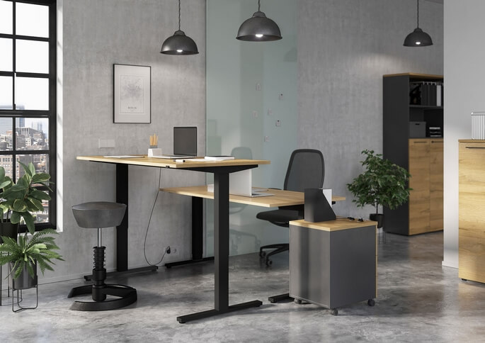 Bureau assis-debout professionnel en position haute dans un espace de travail